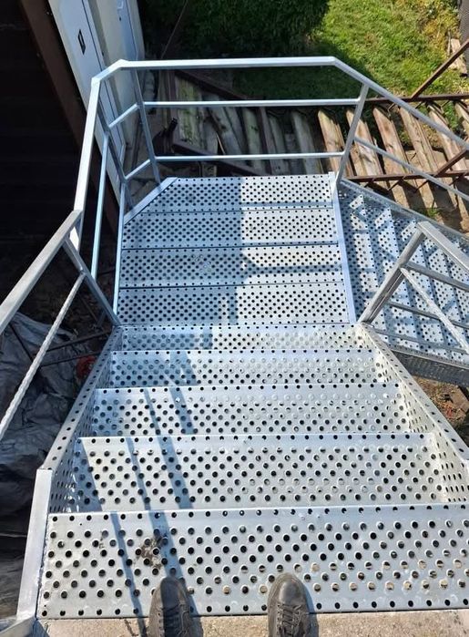 Vând scări zincate metalice
