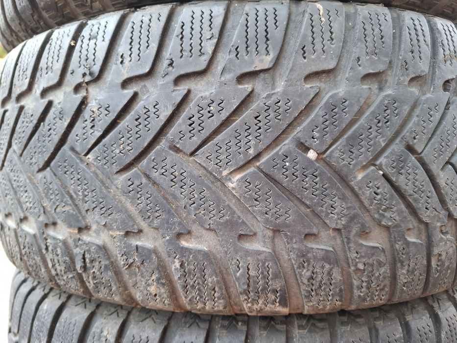 Vand 4 jante cu cauciucuri de mercedes A class pret 600 lei toate 4