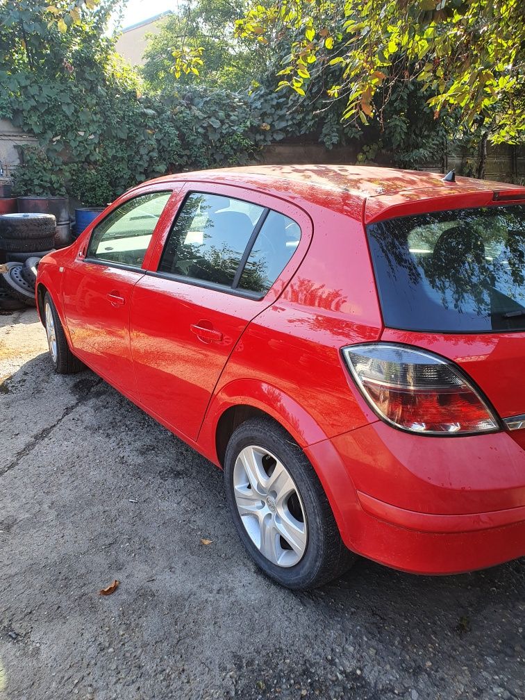 Dezmembrez Opel Astra H facelift 1.6 benzina 116 cai