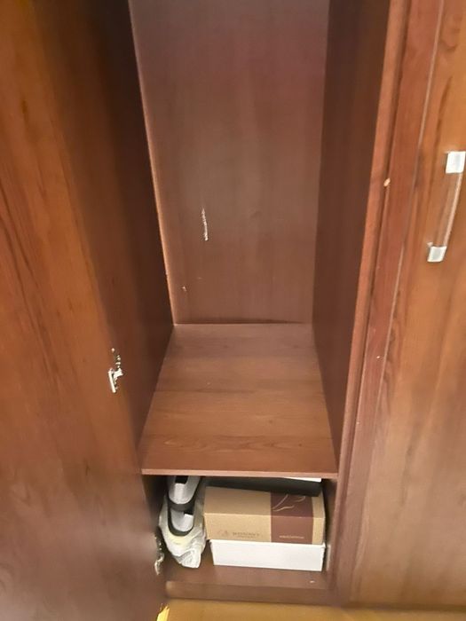 Продам прихожую в коридор, стенку в зал , шкафы в комнаты