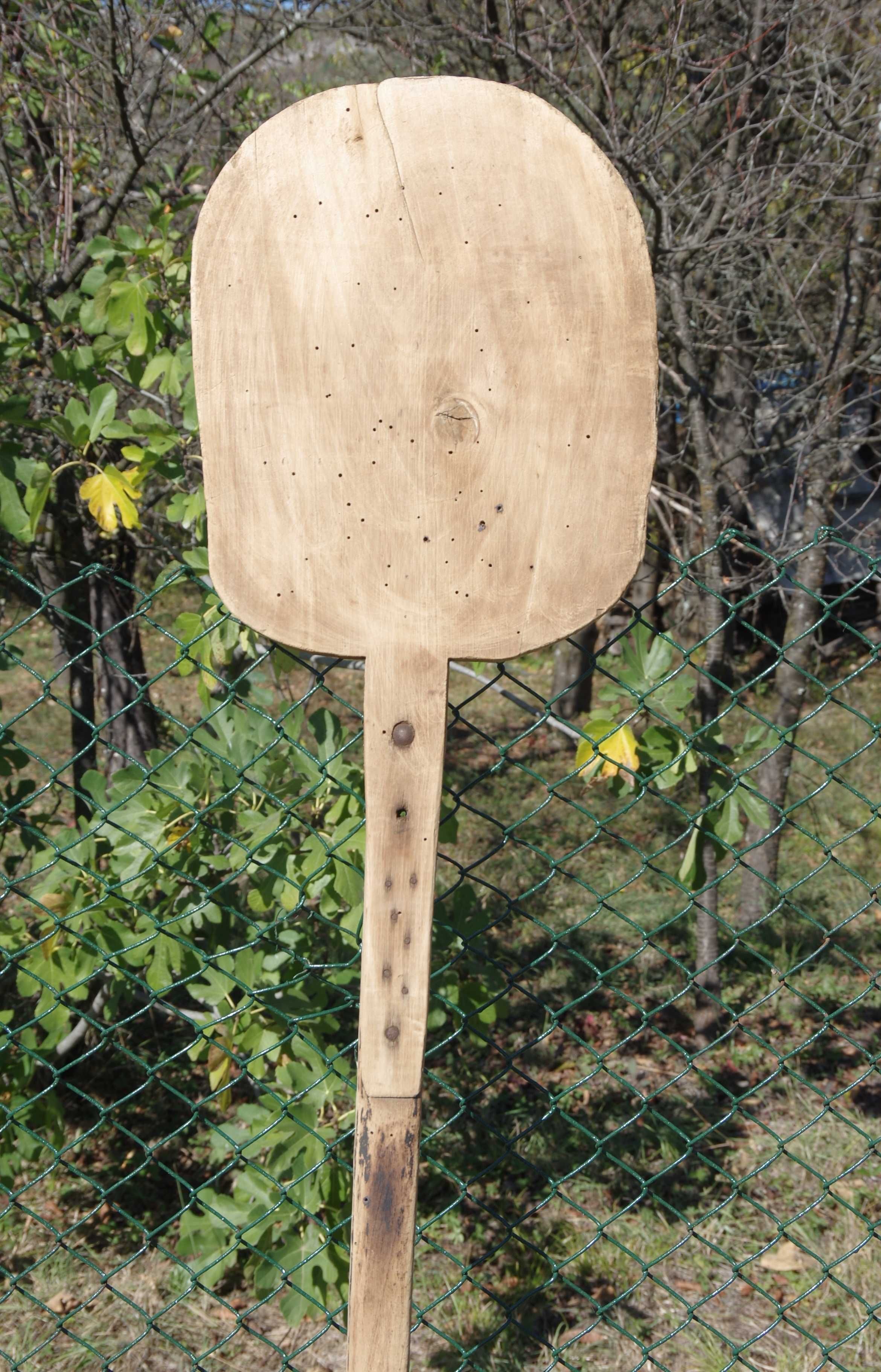 стара, дървена лопата за фурна