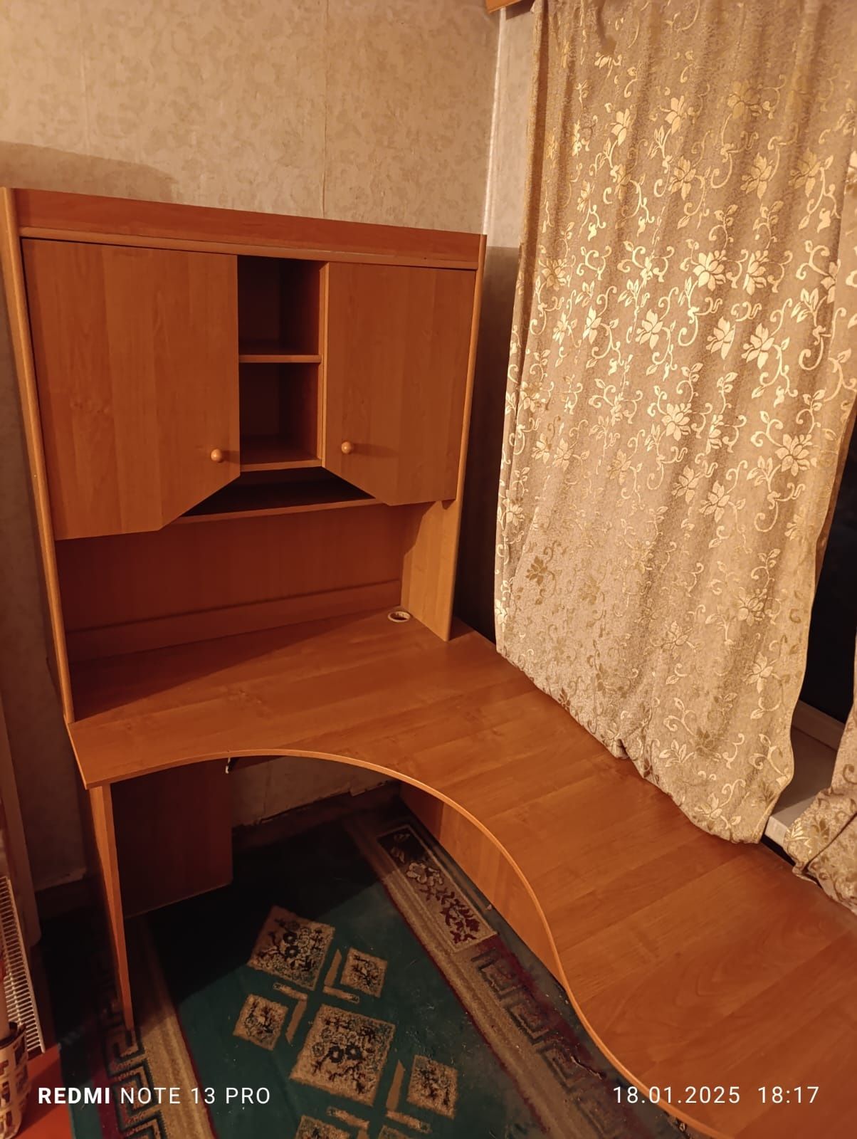 Срочно продам компьютерный стол в хорошем состоянии.