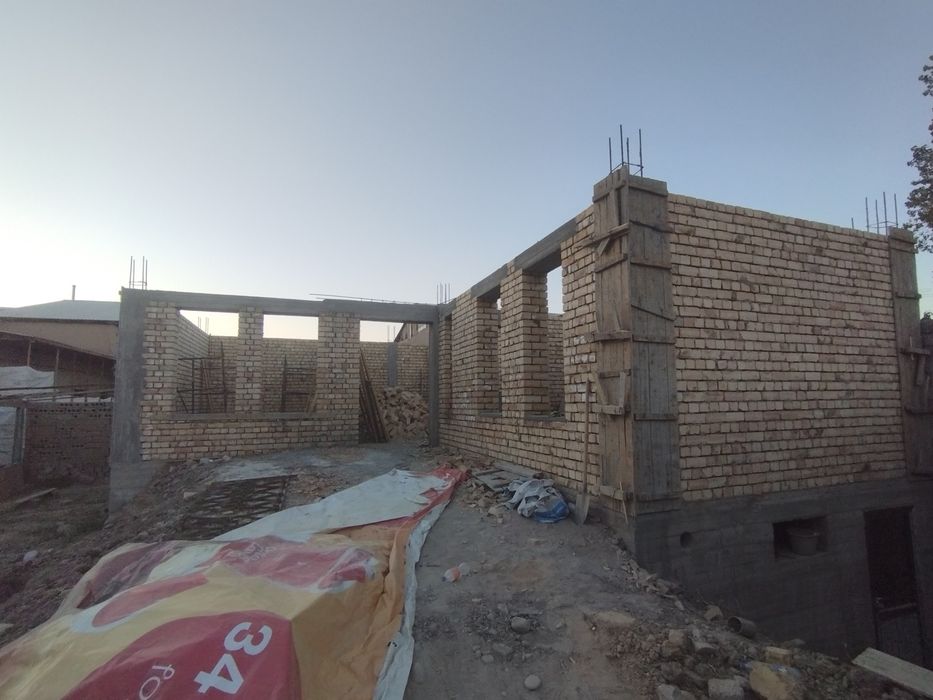 Uy sotiladi 2-etajli 6xona +podval 1.5 sotix yer ham bor.