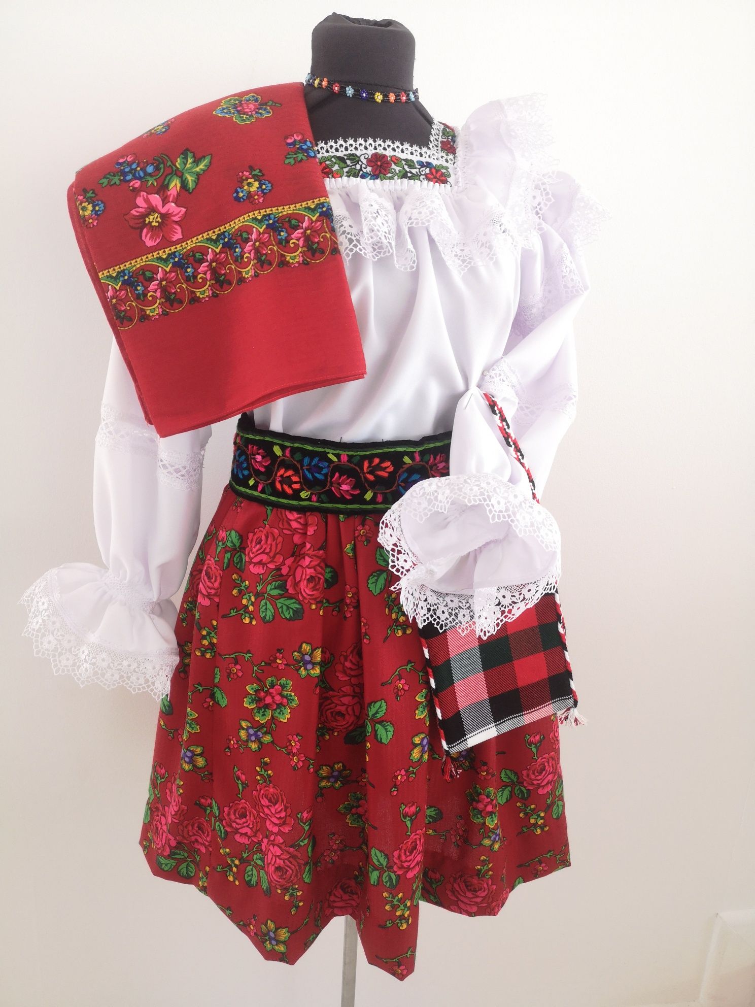 Costum popular femei de Maramures