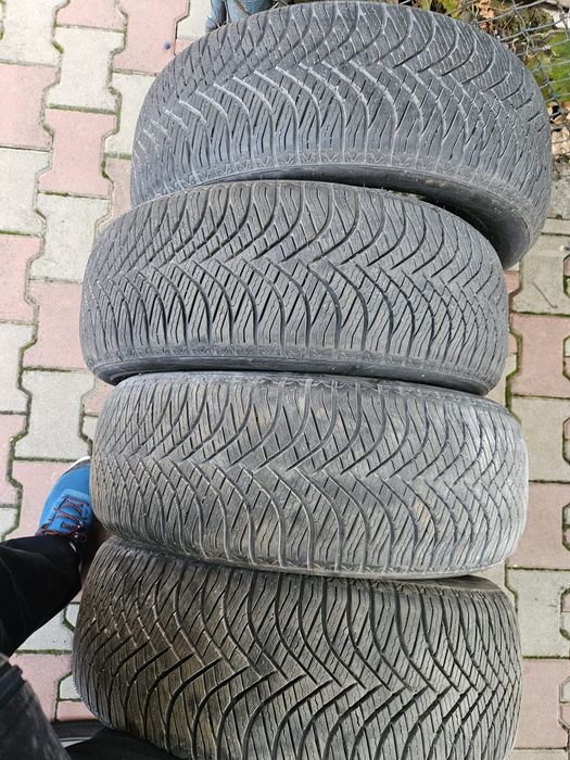 Vând 4 anvelope 215 55 R17