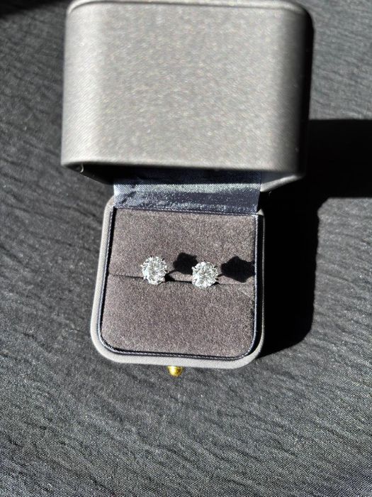 Пусеты с бриллиантами по 2 карата .