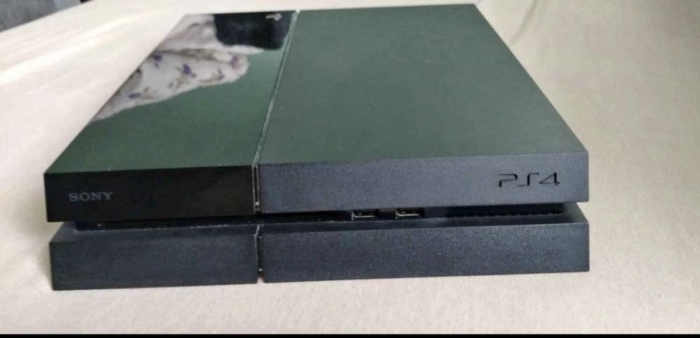 Vand Play Station 4 500gb cu doua controlere