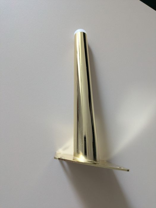 Picioare metal pentru mobila
Înălțime 18 cm
Cu șuruburi