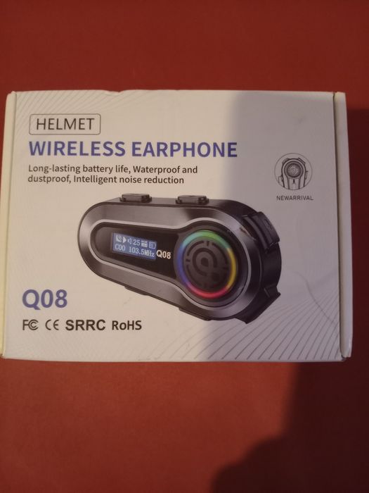 мотоциклетен Bluetooth интерком Q08. Това е универсална система, предн
