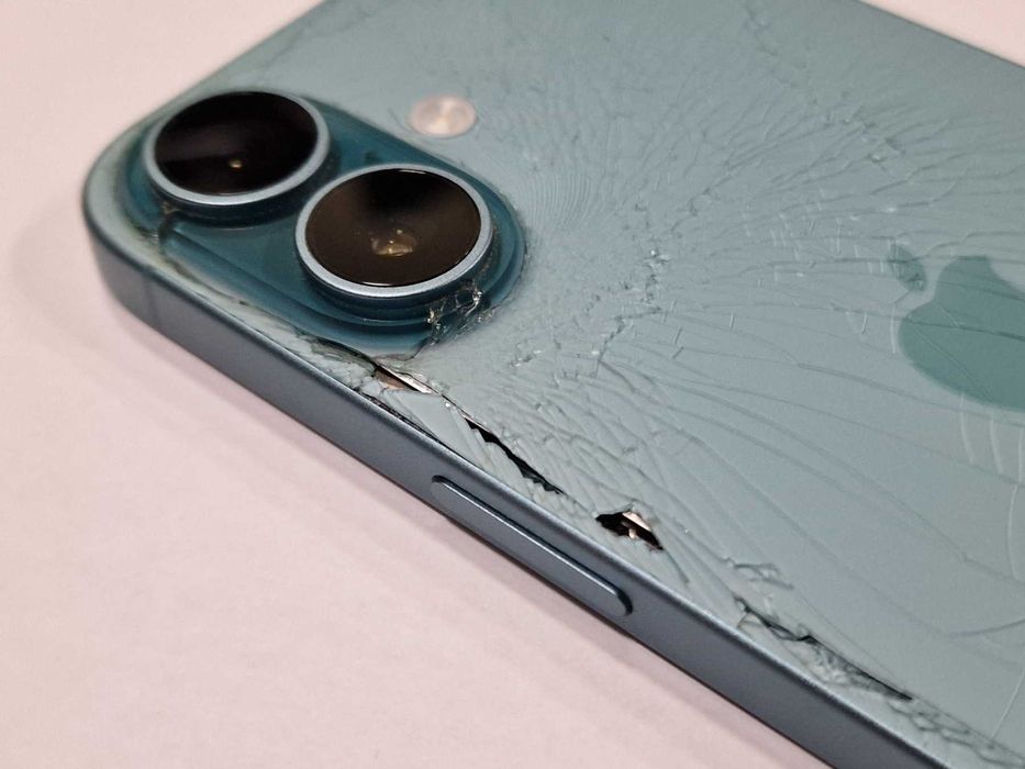 Apple iPhone 16 128GB / спукан гръб