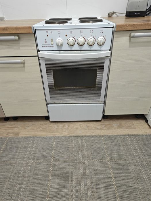 Продам Электро плиту Омичка