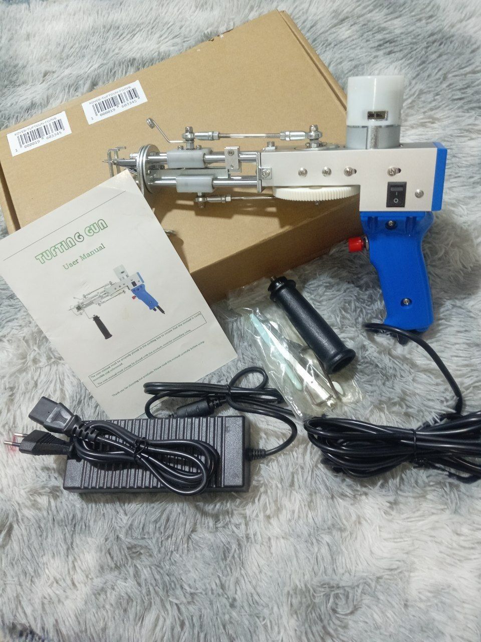 Tafting to‘plami: tufting gun, kontur kesish mashinkasi, mato, pichoq