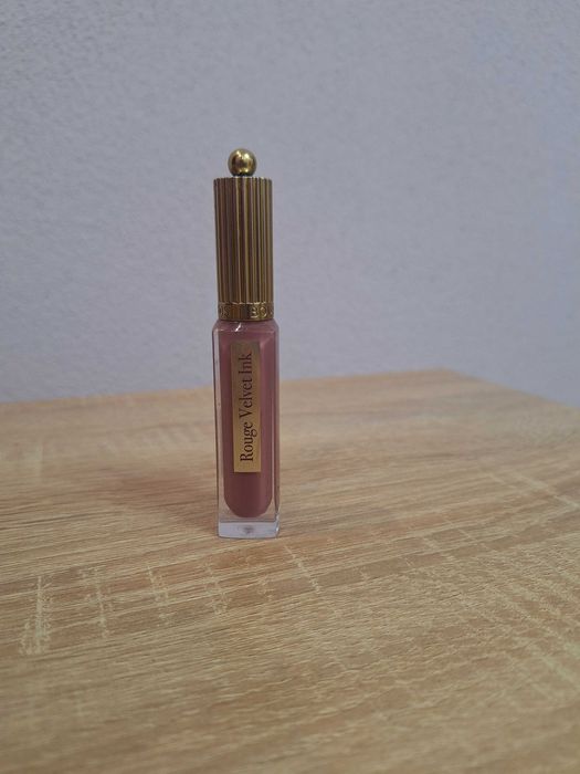 Продавам тези чисто нови палитри и червило на borjois