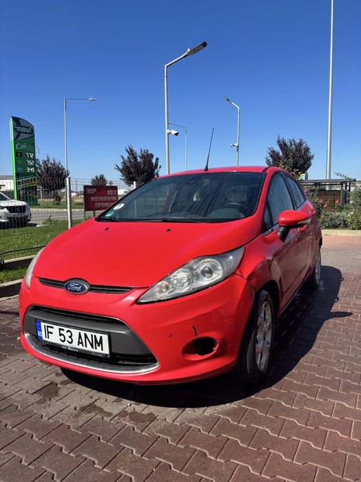 Ford Fiesta Rosu