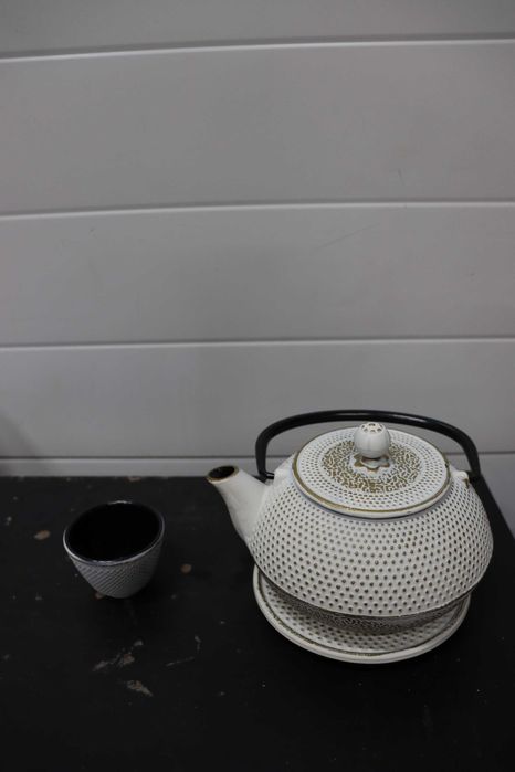 Комплект за чай Echtwerk от чугун, чайник 0.8л подвижна цедка, 1 ЧАША!