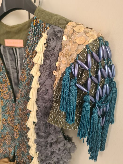 Vestă accesorizată