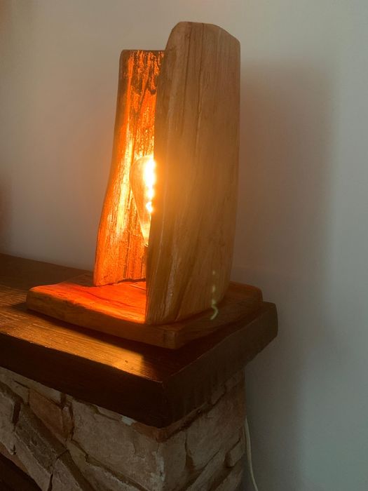 Veioza handmade din lemn natural