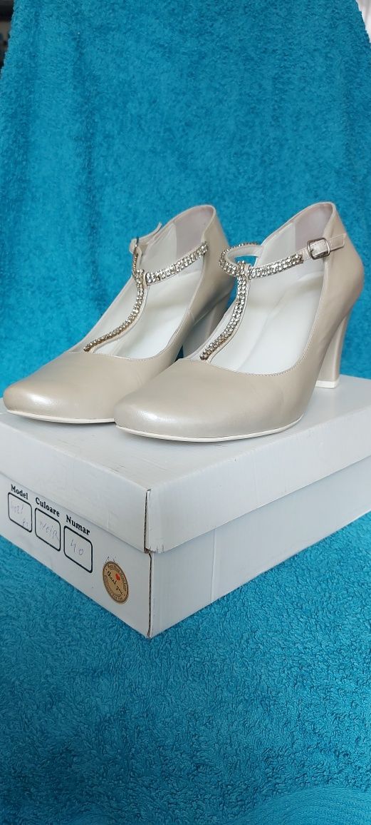 Pantofi albi nr. 40
