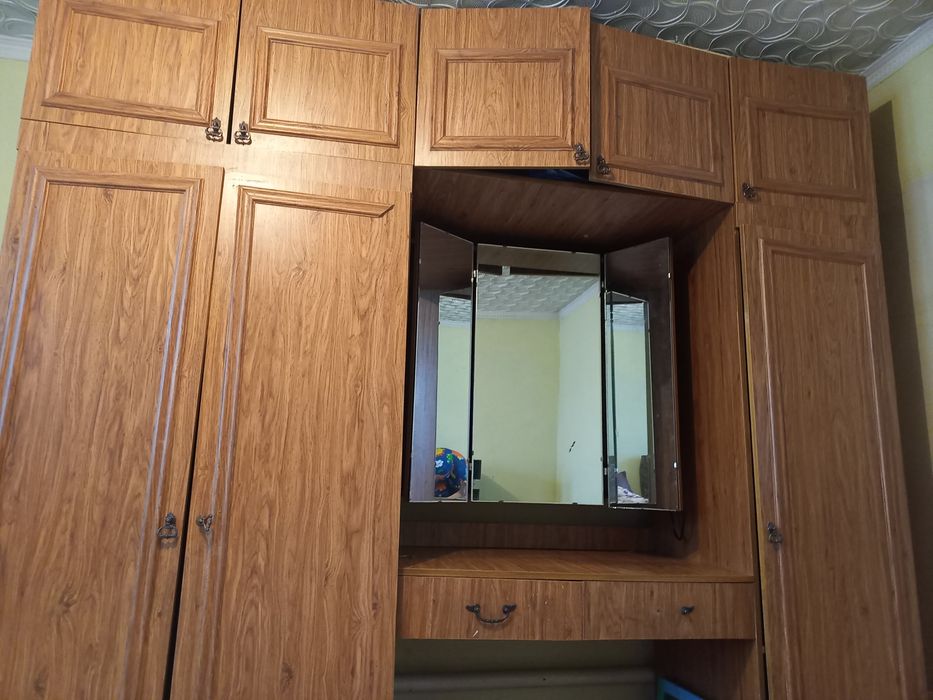 Продам шкаф. С зеркалом