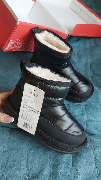 Продам новые детские угги