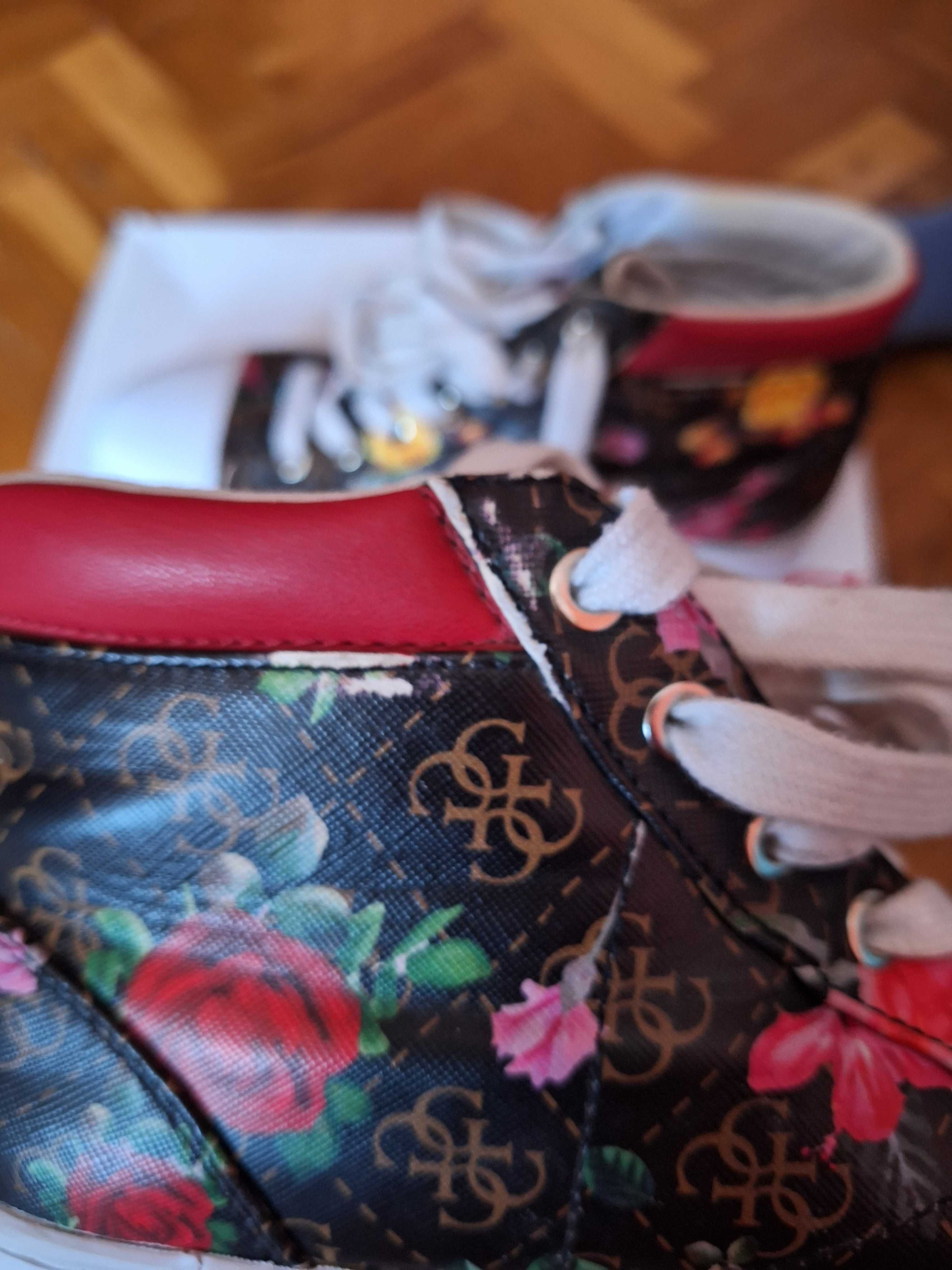 Дамски кецове Guess
