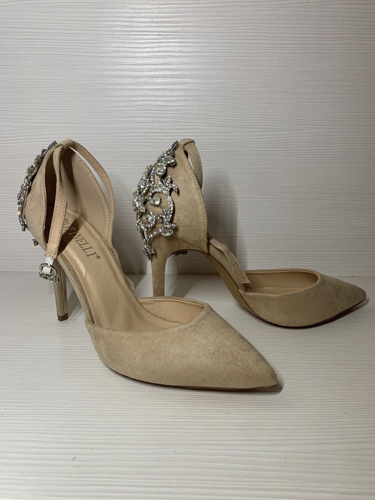 Pantofi beige cu detaliu cu strasuri