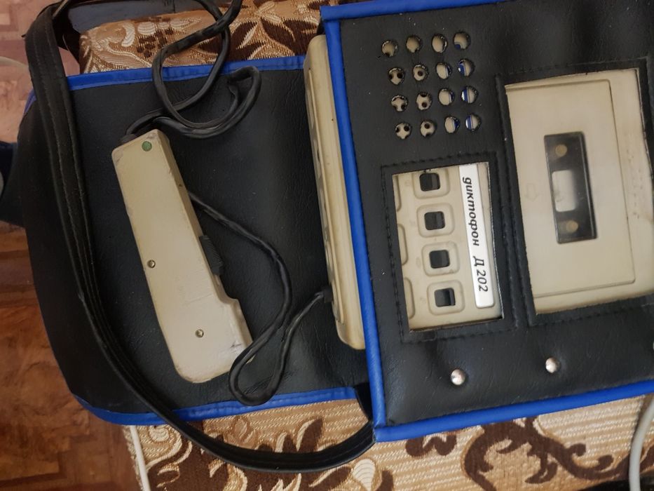 Диктофон времён ссср Д 202 год выпуска 1985,состояние по фото,звоните