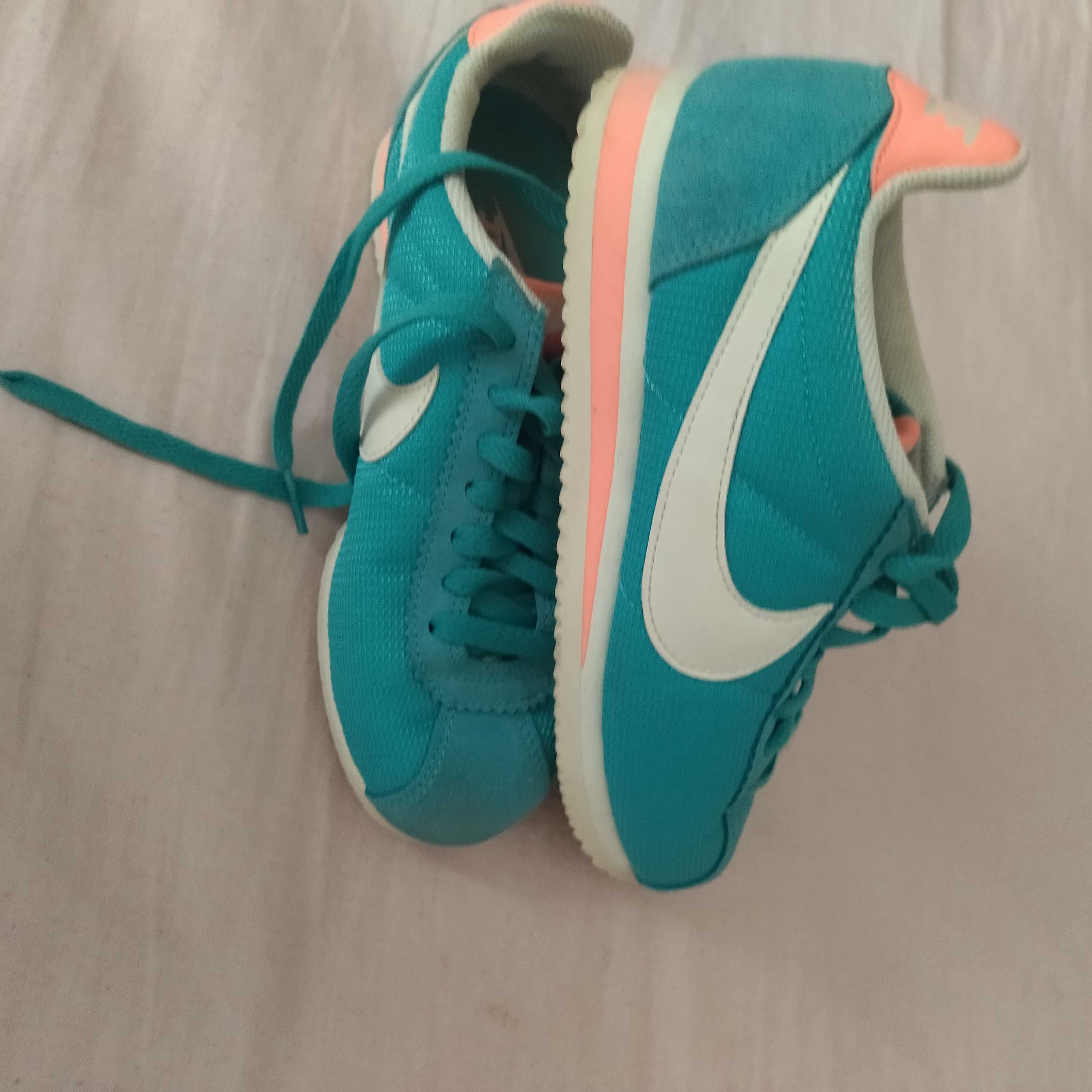 Nike дамски маратонки в тюркоазен цвят
