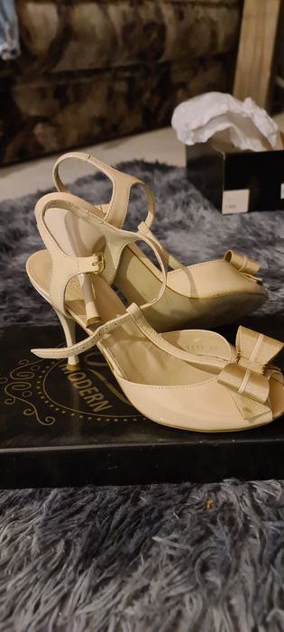 Vand pantofi superbi