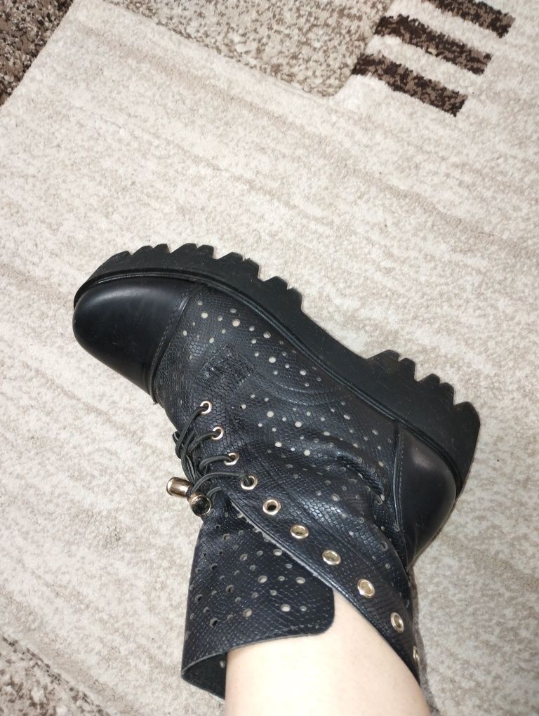 Ghete negre perforate