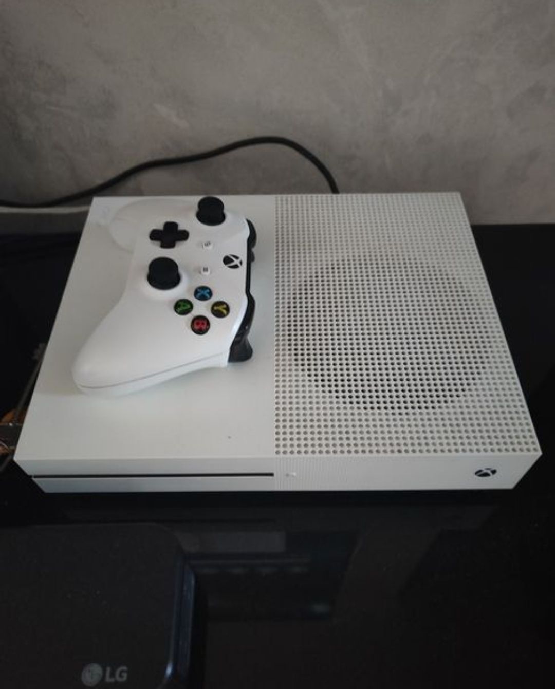 Продам Xbox one s 1tb