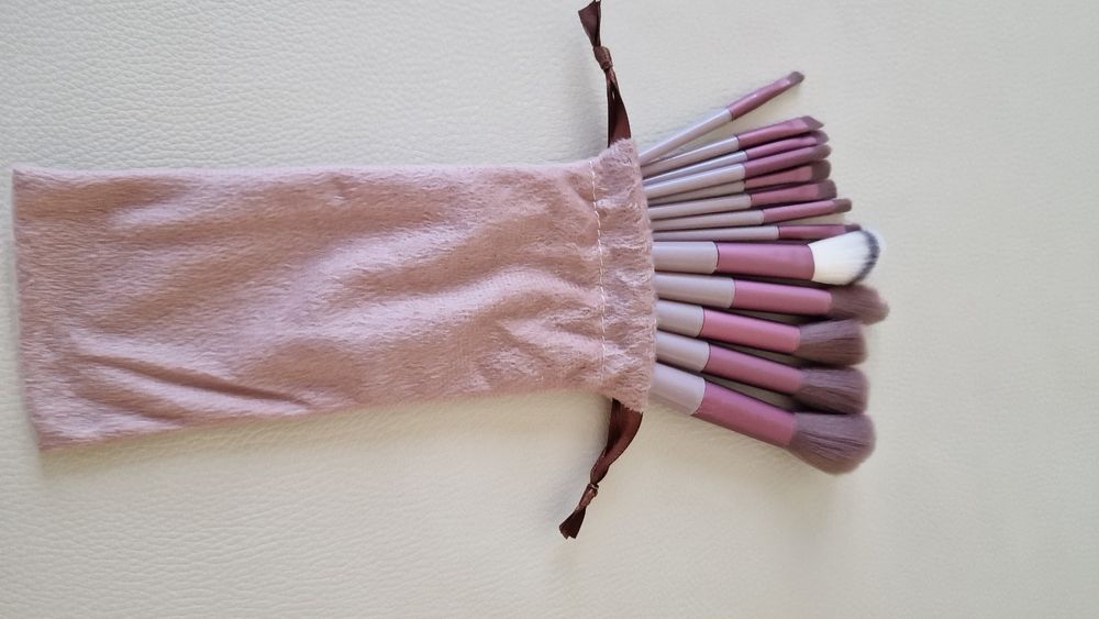 Дамски четки за грим и гуа ша