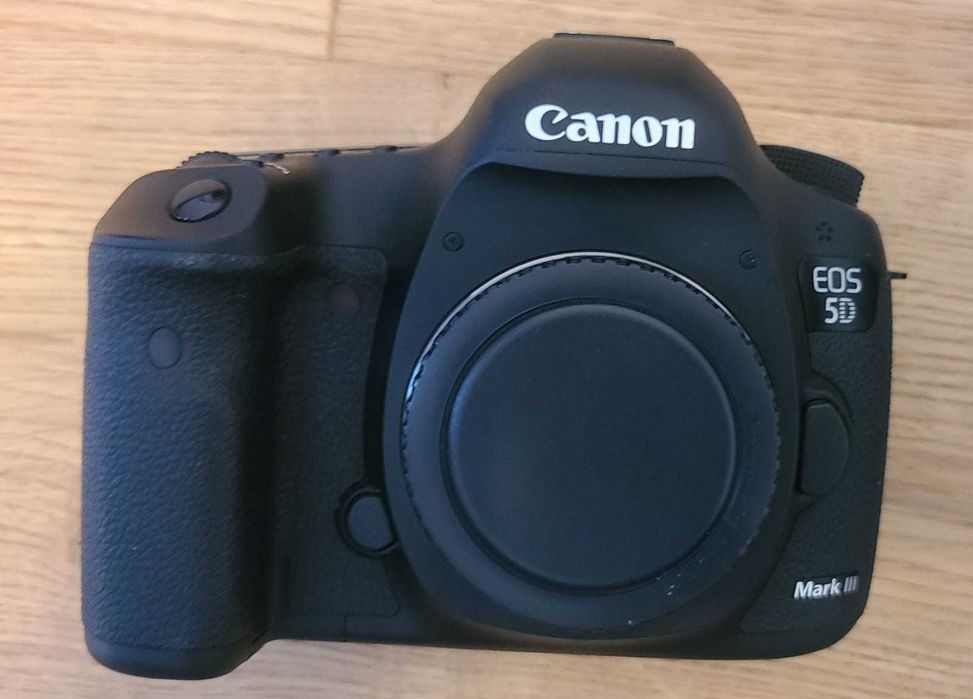 Canon 5D Mark III doar 3500 cadre cu obiectiv 24-105 mm și CF 128 GB