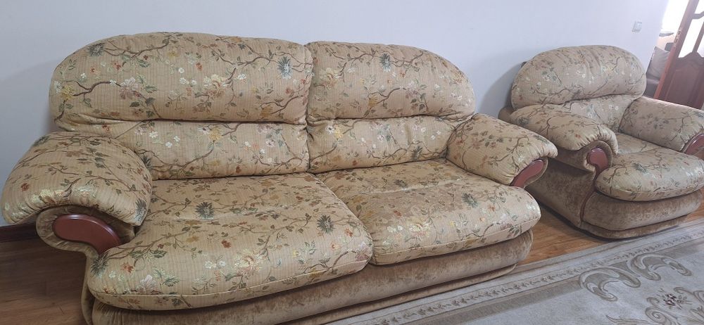 Продам диван и два кресла