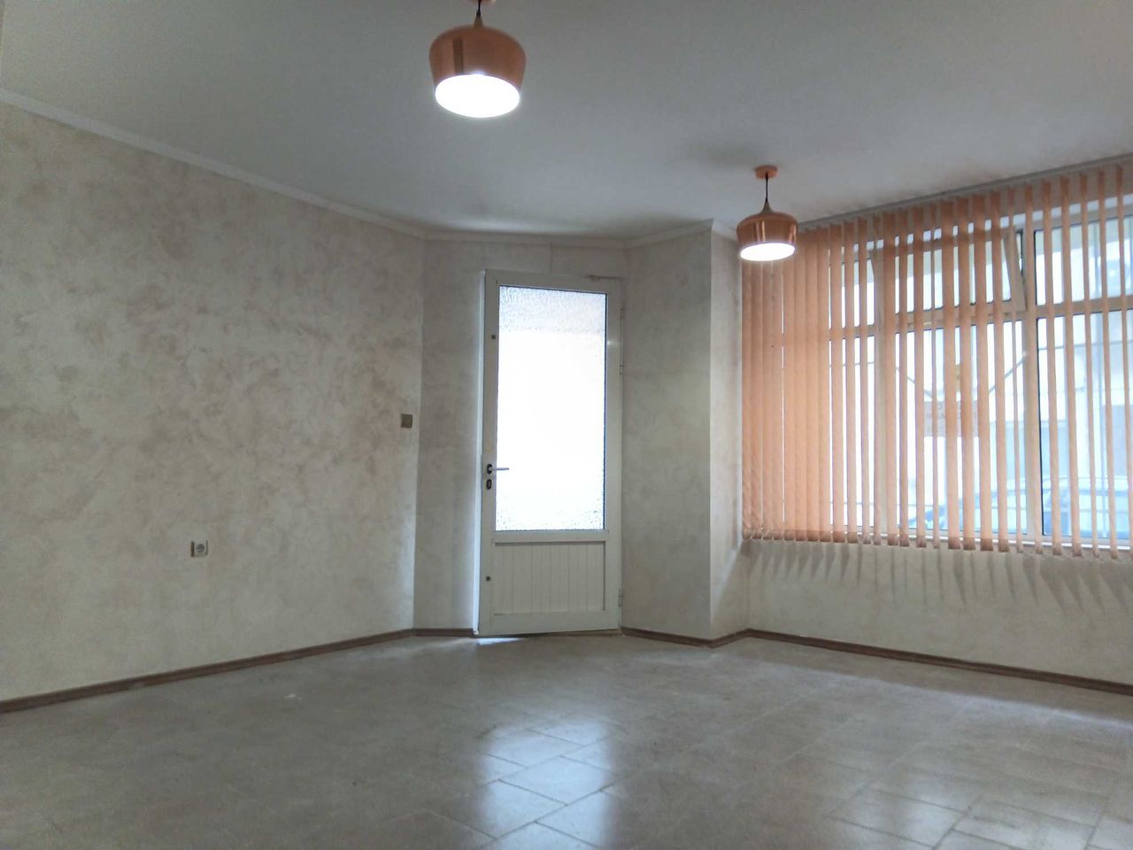 Дава се под наем Офис в Варна, Левски - 32 кв.м за 255 € - Снимка #3