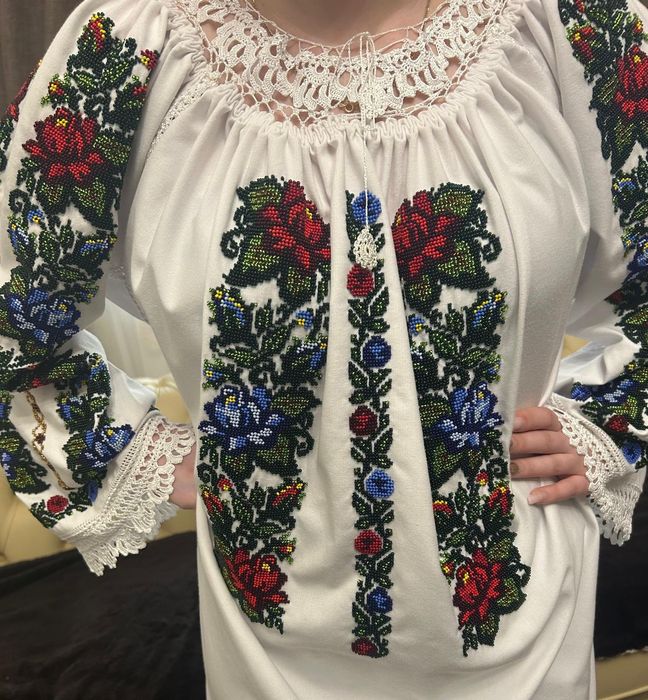 Cămașă cu mărgele cusuta manual