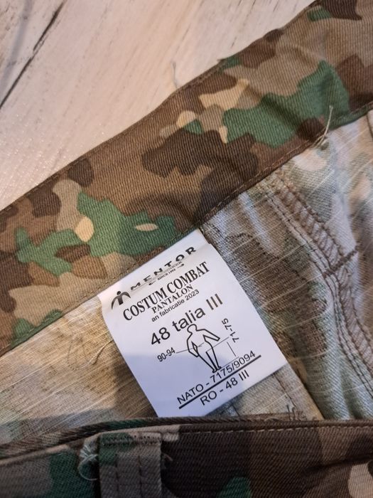 Costum combat camuflaj