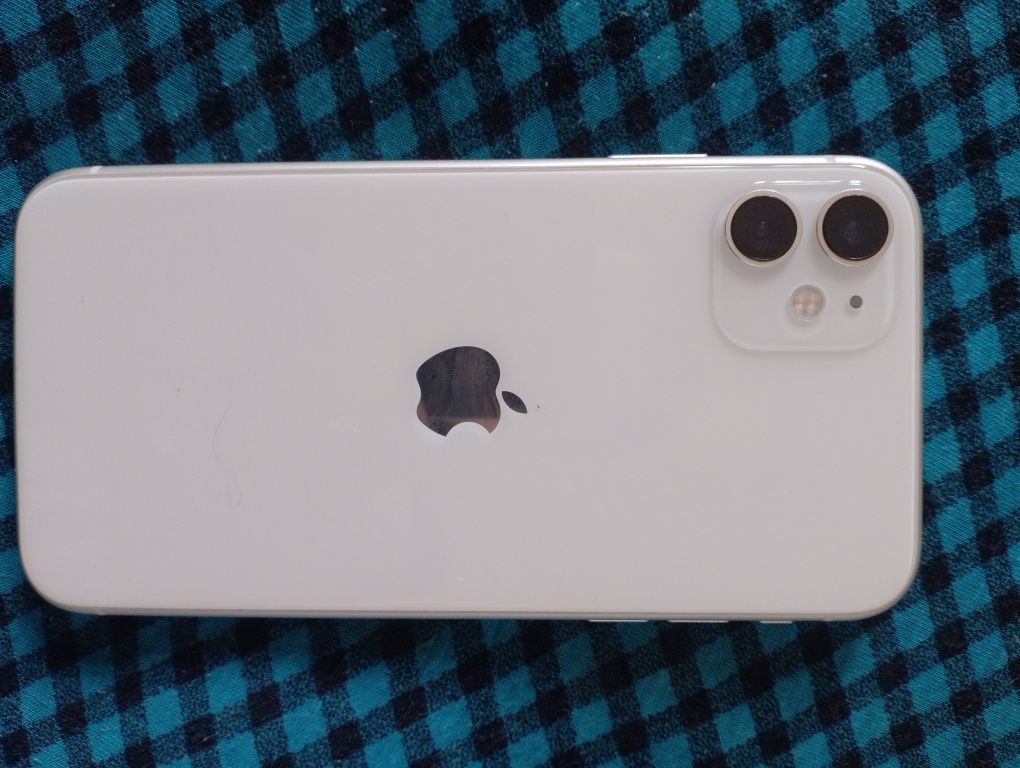 iPhone 11 Rangi Oq xotira 128 tali kitobga bor  Akumlaytor