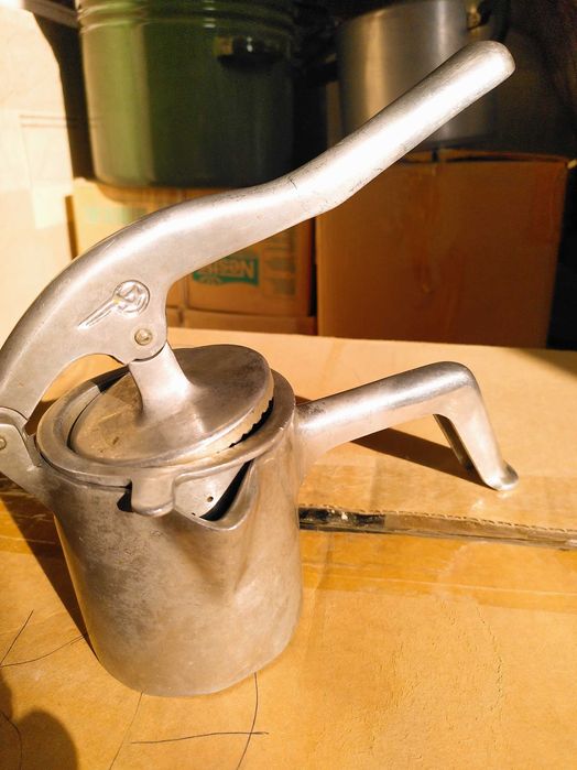 Термос, соковыжималка алюминиевая и мелкая посуда