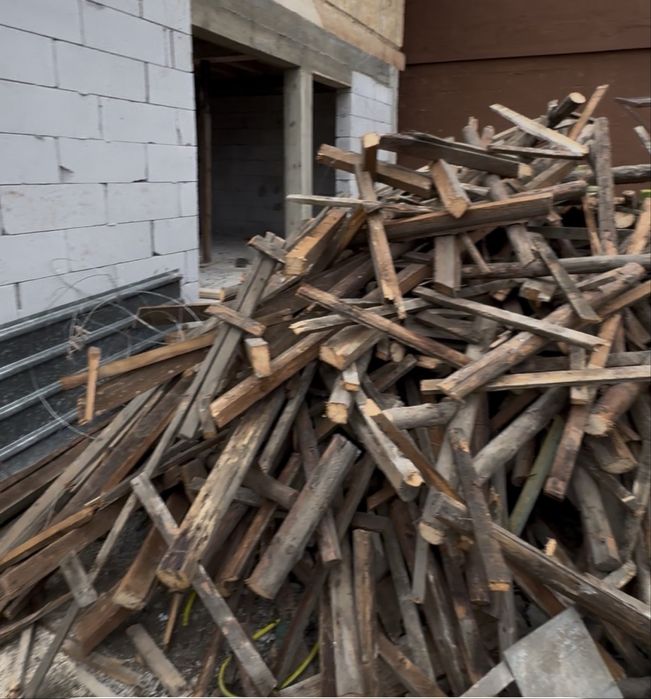 Lemne de foc - provenienta dintr-un acoperis vechi