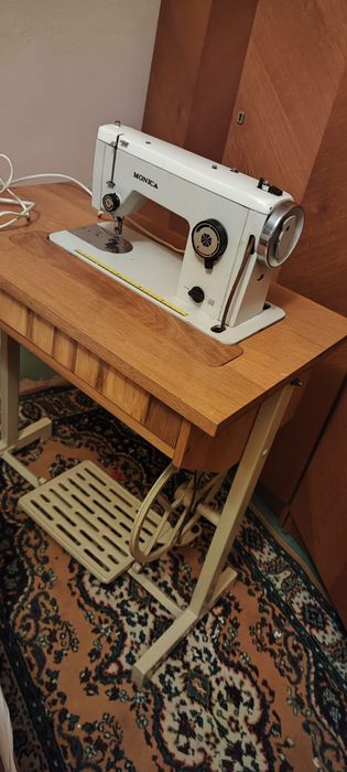 Mașină cusut Monica