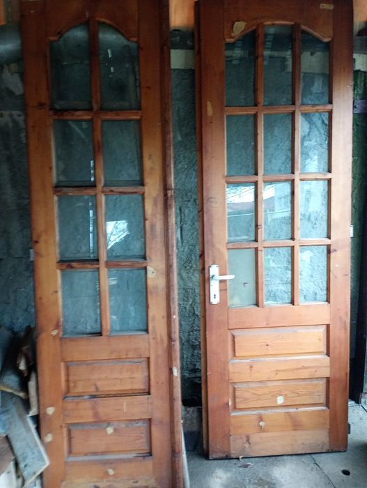 Uși de lemn nevopsite .Glasvand.
