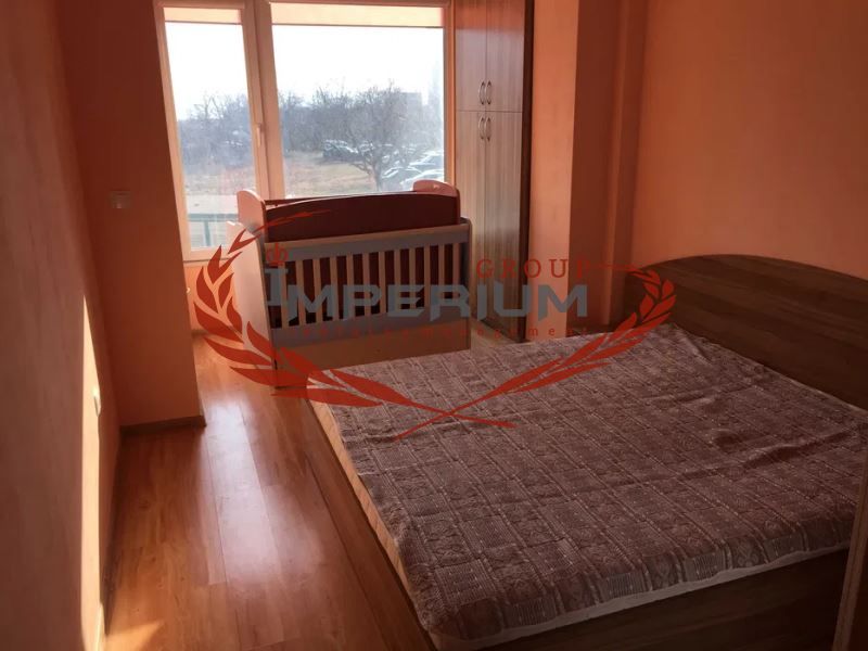 Затворен комплекс! Тристаен обзаведен апартамент под наем жк. Възража