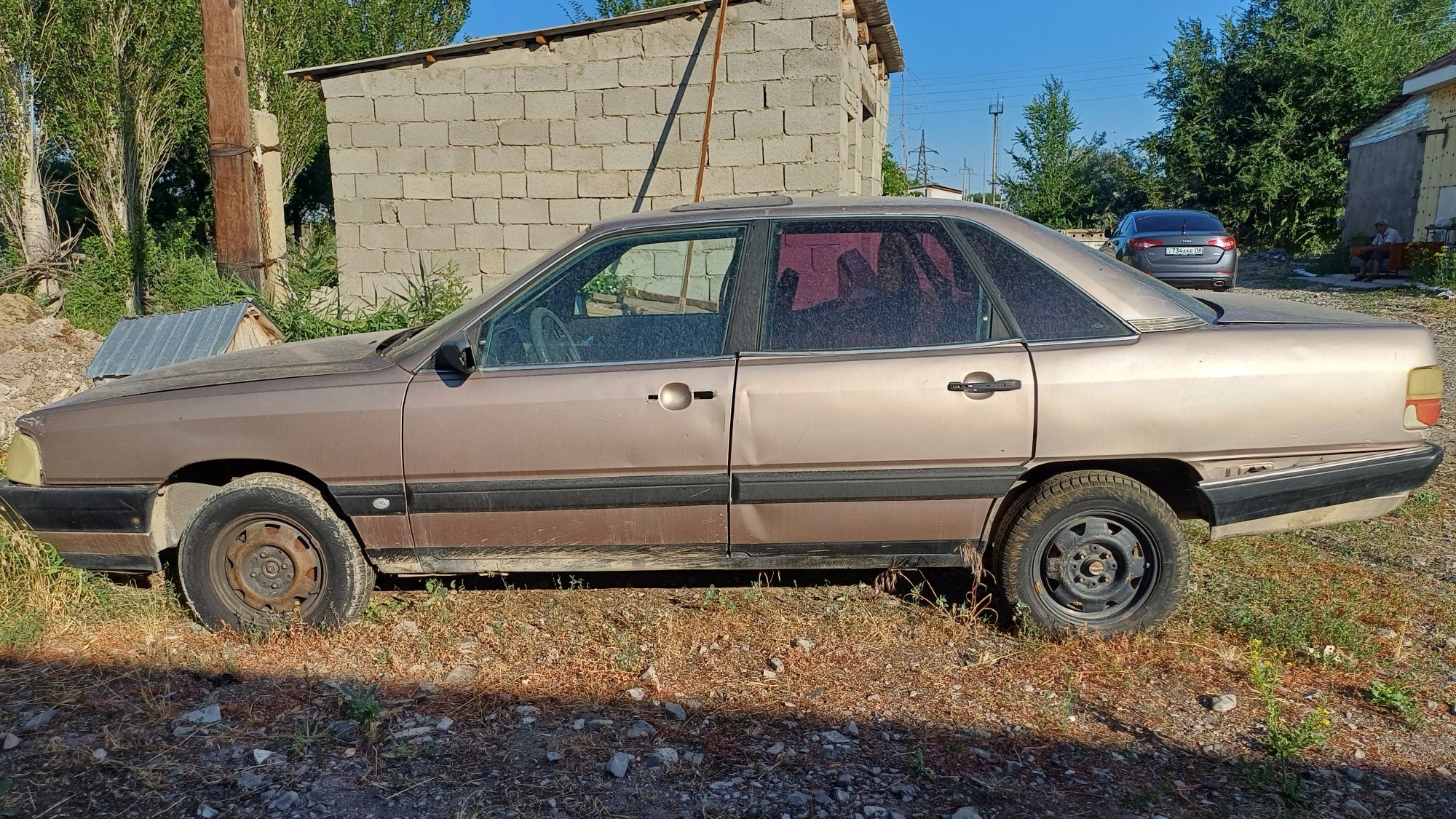Продаётся Аудио 100 На ходу. И 2 двери от Ауди.