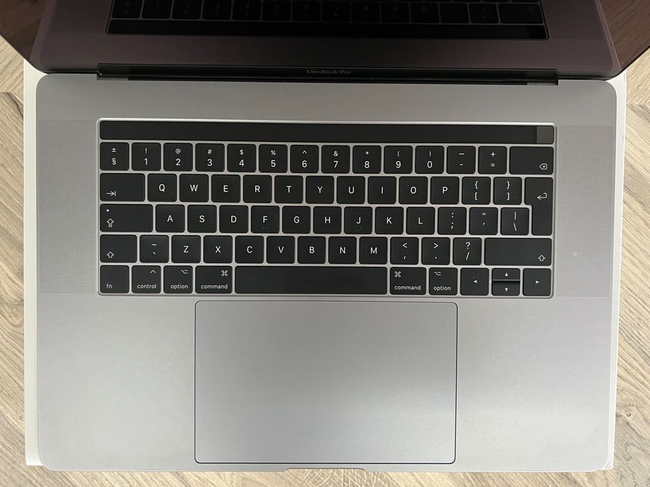 MacBook Pro 15-inch 2017, Touch Bar, i7, 16GB, 1TB SSD, Radeon Pro 560