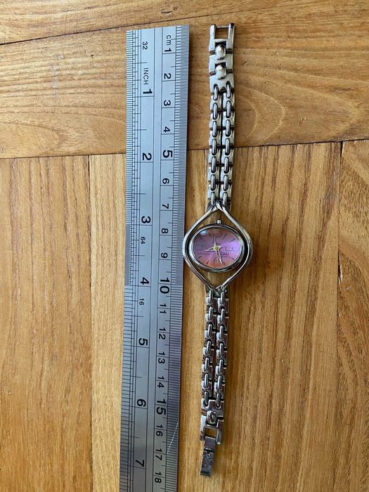 Дамски часовник Q&Q - метален с перлено розово; за тънка китка