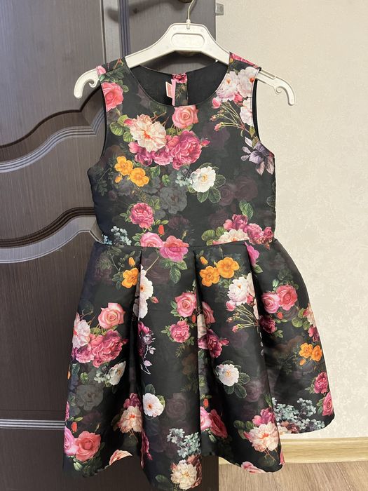 Продам детские платья на  5-7 лет