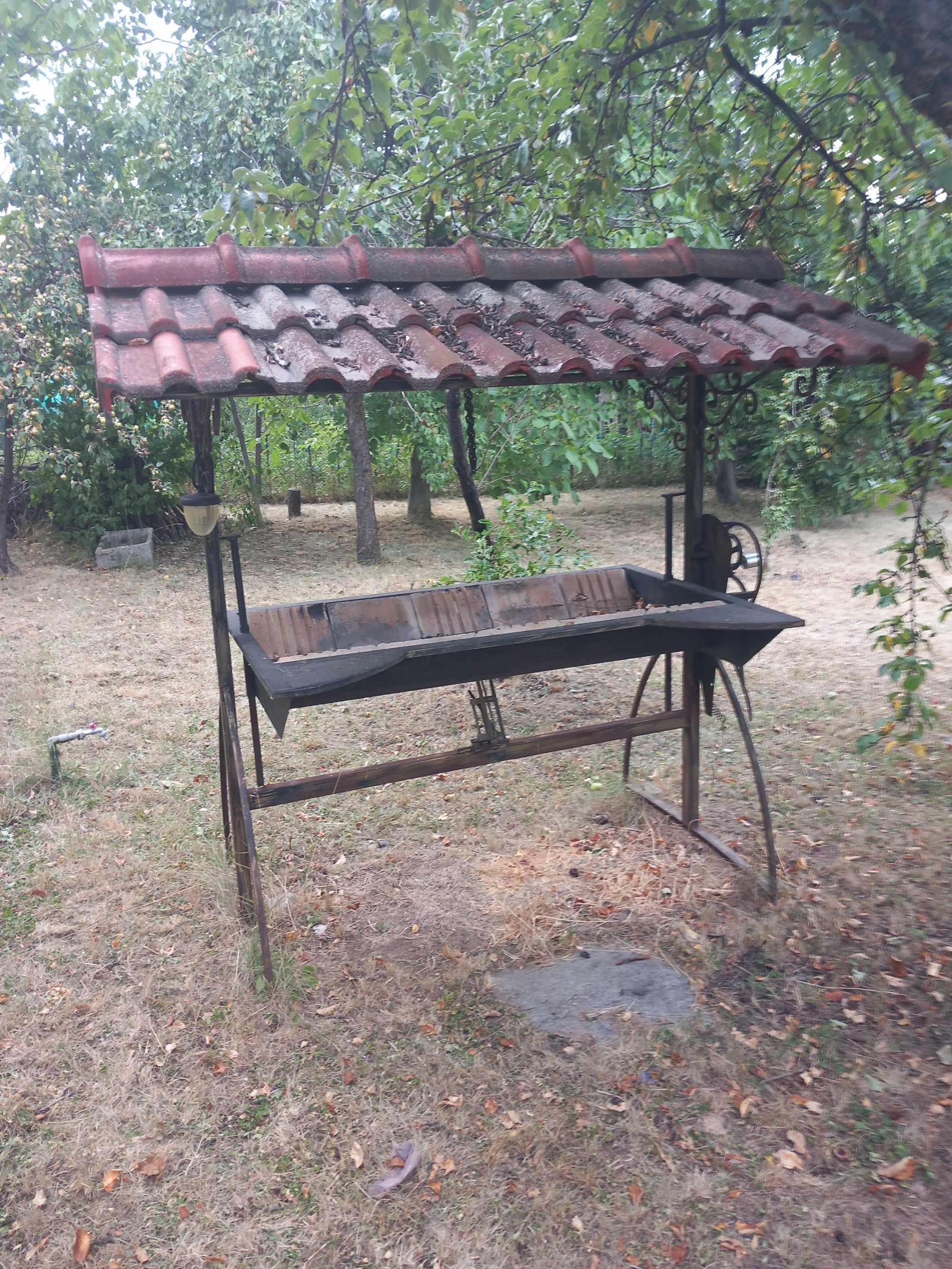 Продавам масивно барбекю
