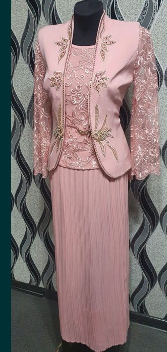 Продам тройку отделка стразами и шитьем