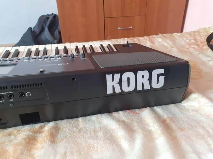 Продавам Korg pa600